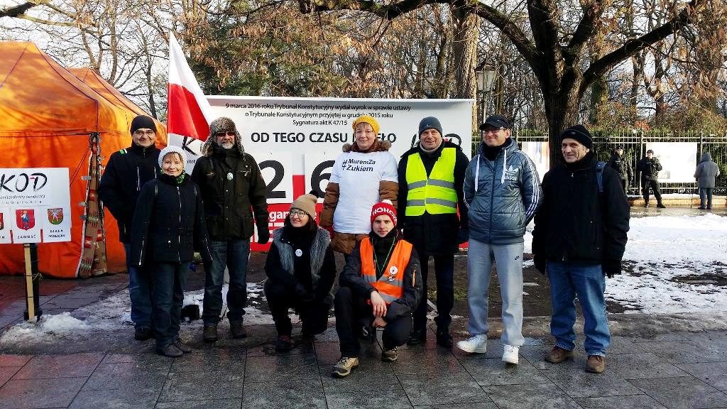 Dyżur pod KPRM w rocznicę manifestacji