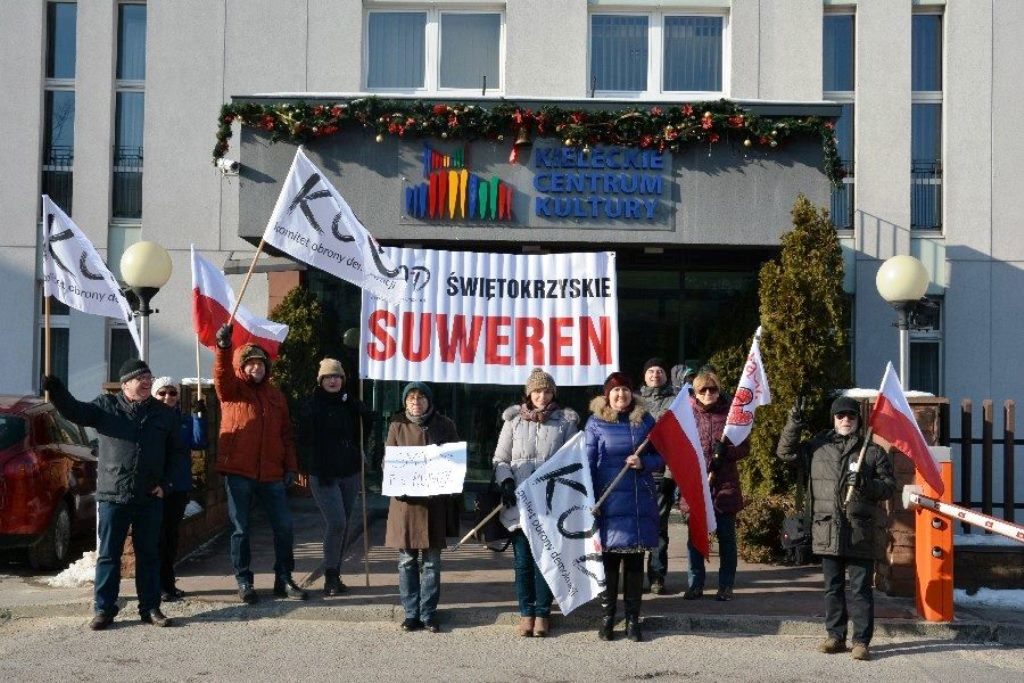 Kaczyński uciekł przed KOD-em