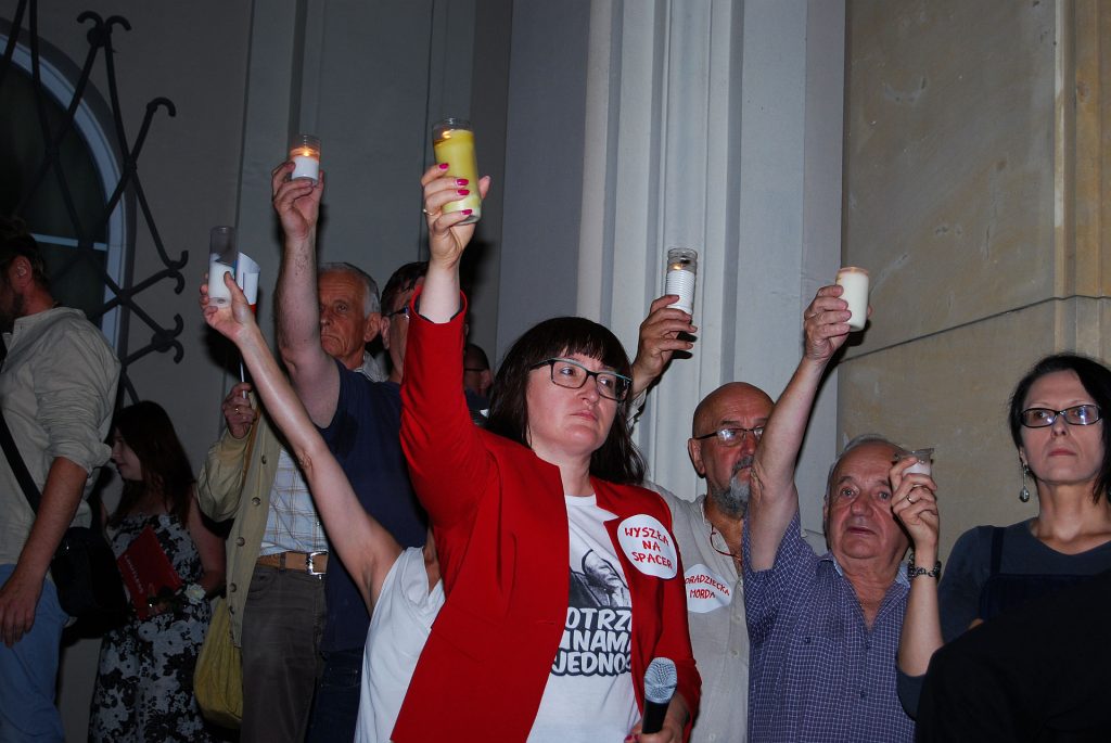 Protest trwa. Łańcuch światła w Kielcach