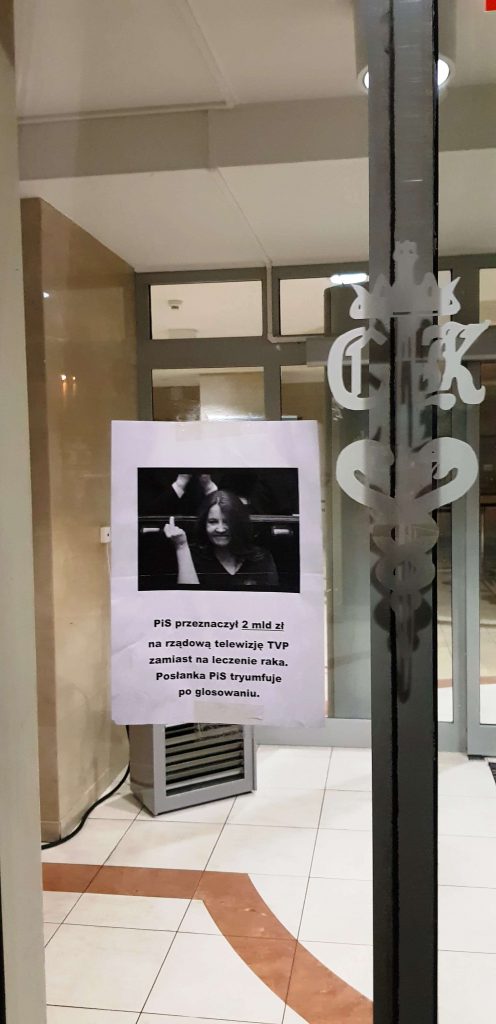 Palec Lichockiej na drzwiach ŚCO