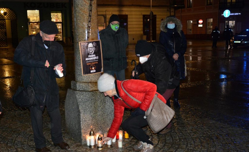 W strugach deszczu zapłonęło Serce dla Pawła Adamowicza