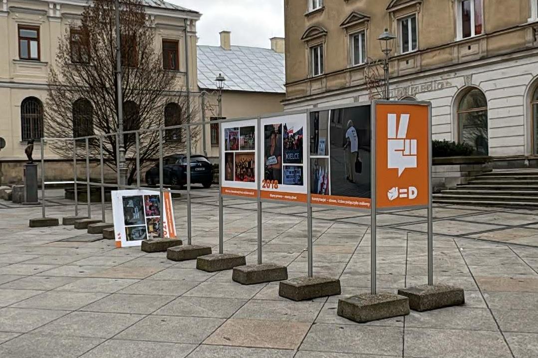 Zniszczona wystawa KOD w Kielcach